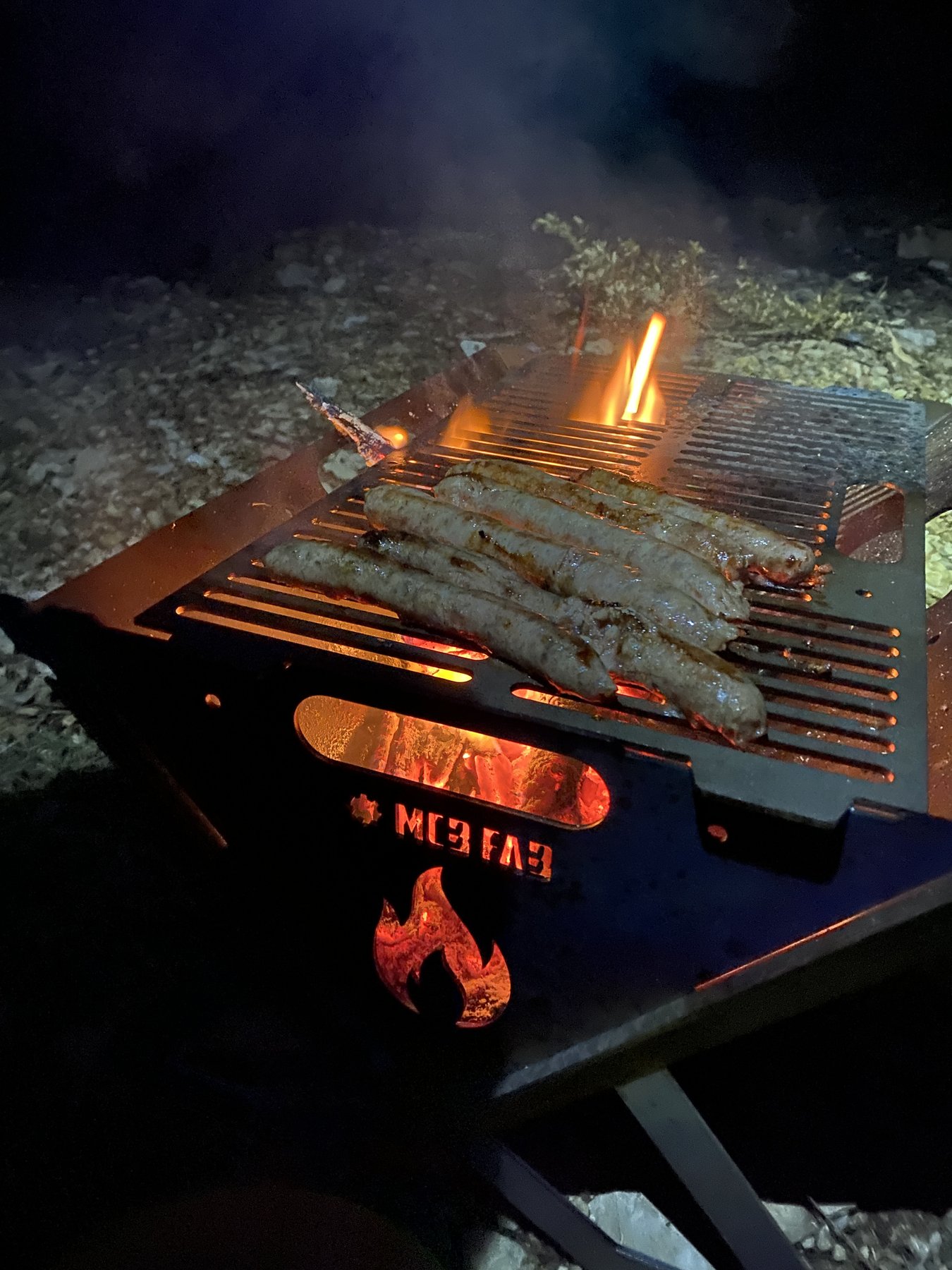 Cuisson au feu de bois, logo MCB Fab incandescent