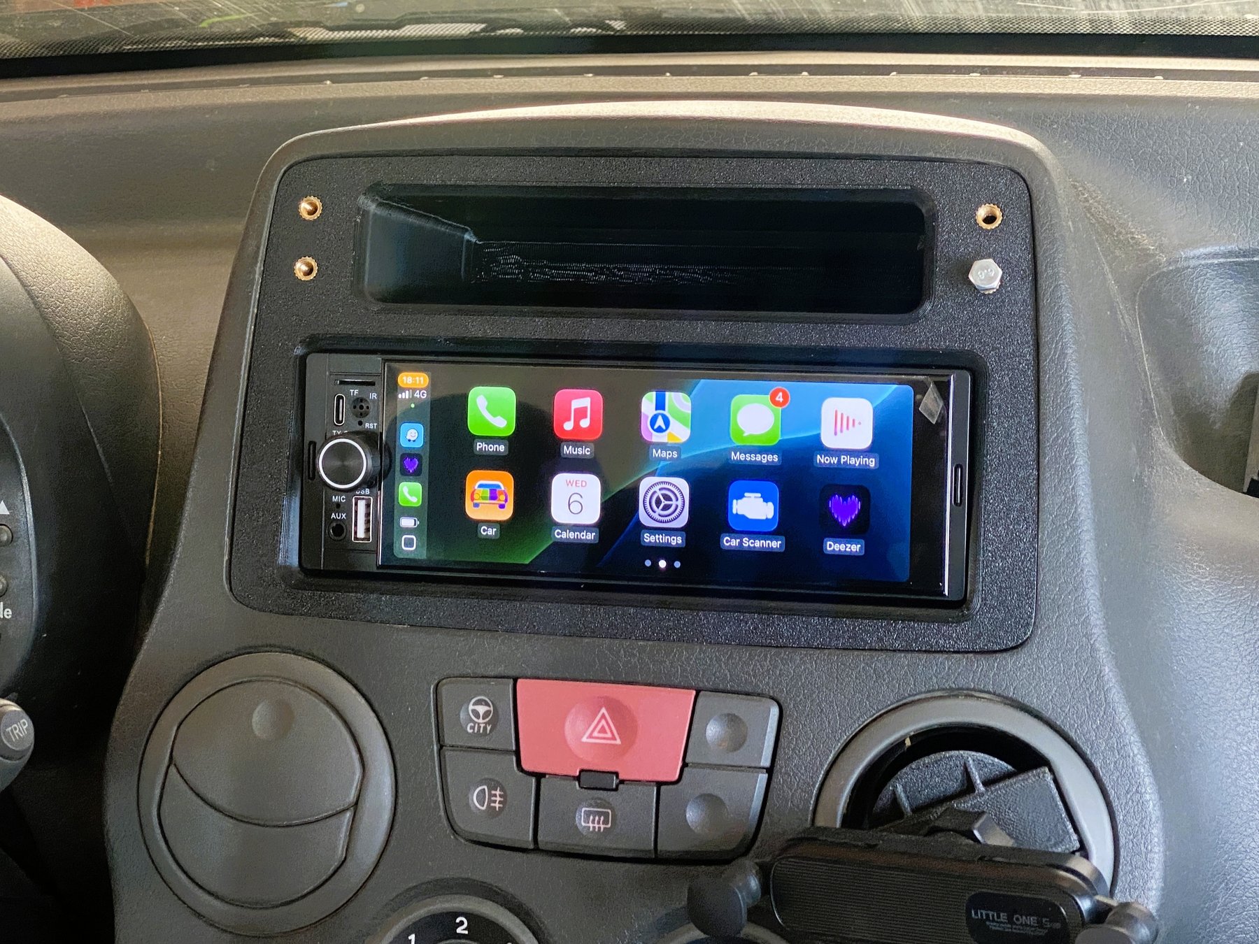 Support installé dans le tableau de bord de la Fiat Panda avec autoradio CarPlay